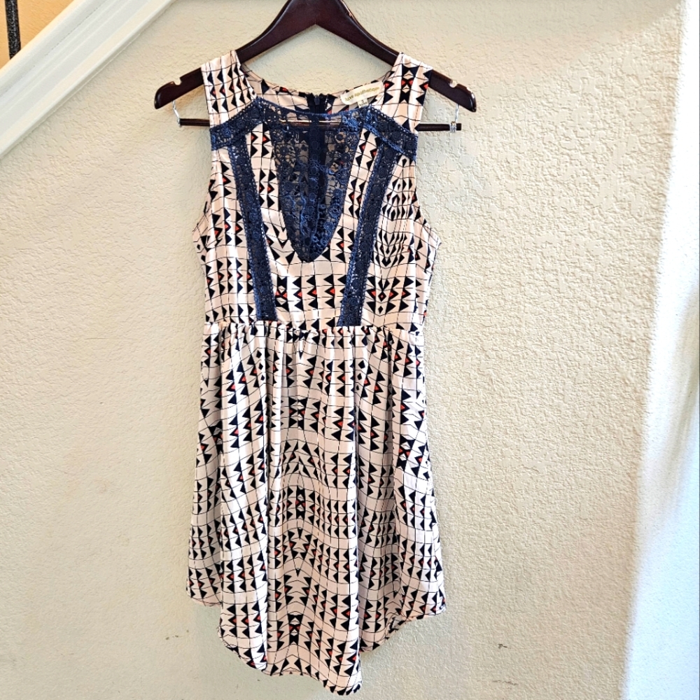 LUXE APOTHETQUE Dress Geometric Pattern Graduated Hem Embroidered Bodice Size S